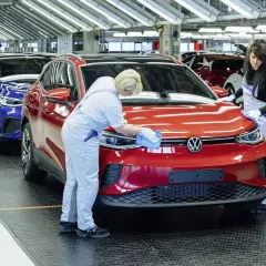Volkswagen zmienia strategię – czy zmniejsza produkcję samochodów elektrycznych?