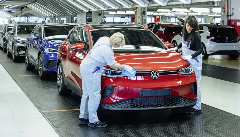 Volkswagen zmienia strategię – czy zmniejsza produkcję samochodów elektrycznych?